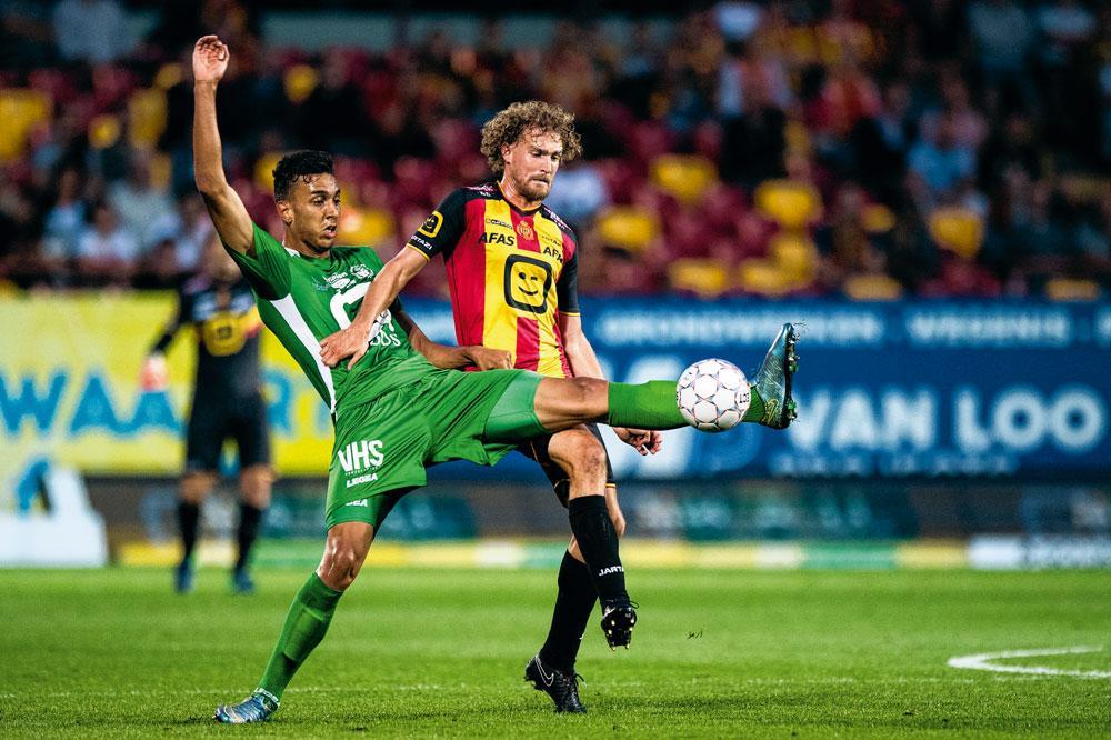 KV-speler Arjan Swinkels in duel met Leonardo. Sportief is er nog werk aan de winkel bij YR KV Mechelen.