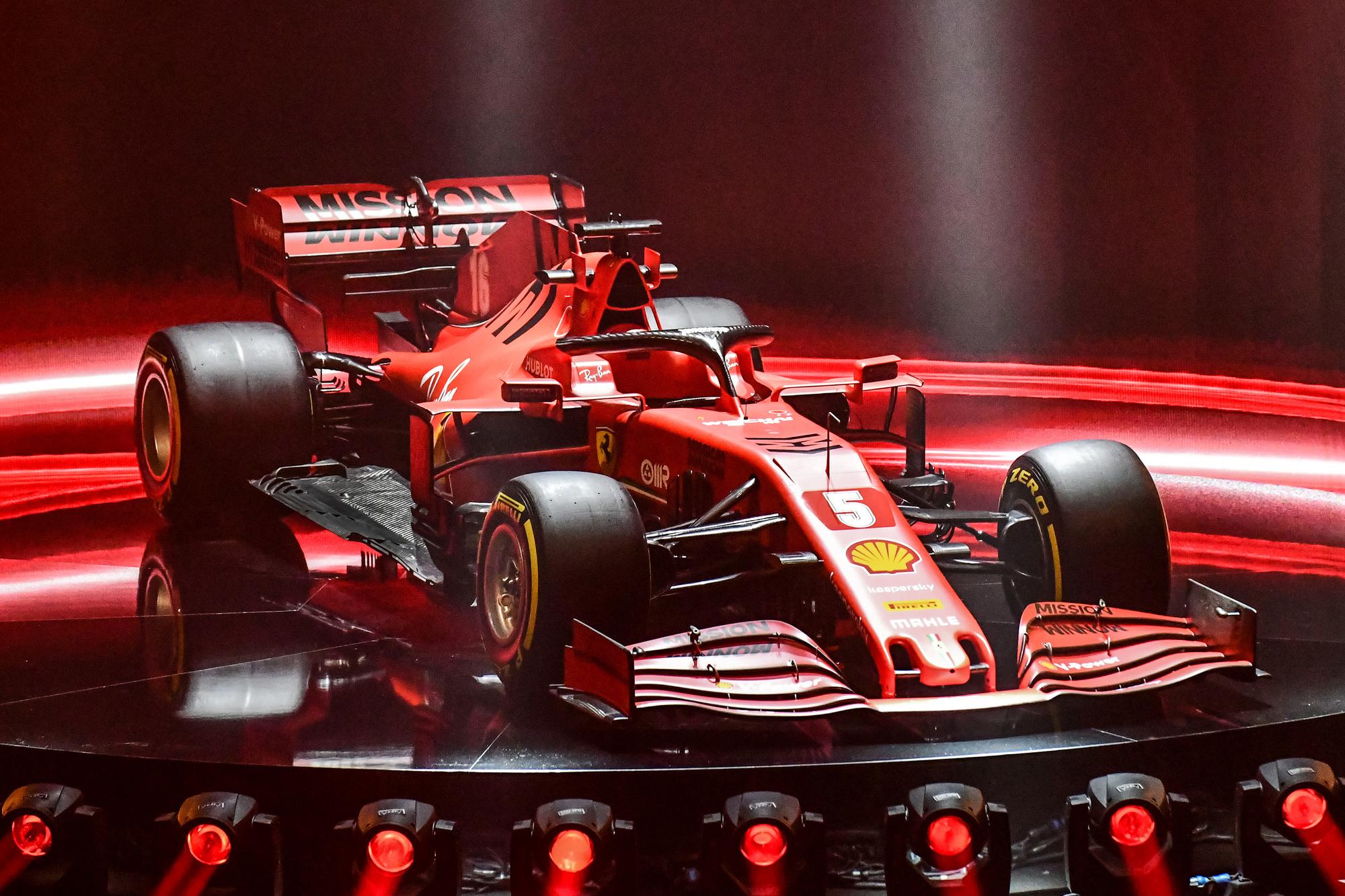 In deze Ferrari SF1000 moet Vettel een gooi doen naar de wereldtitel.