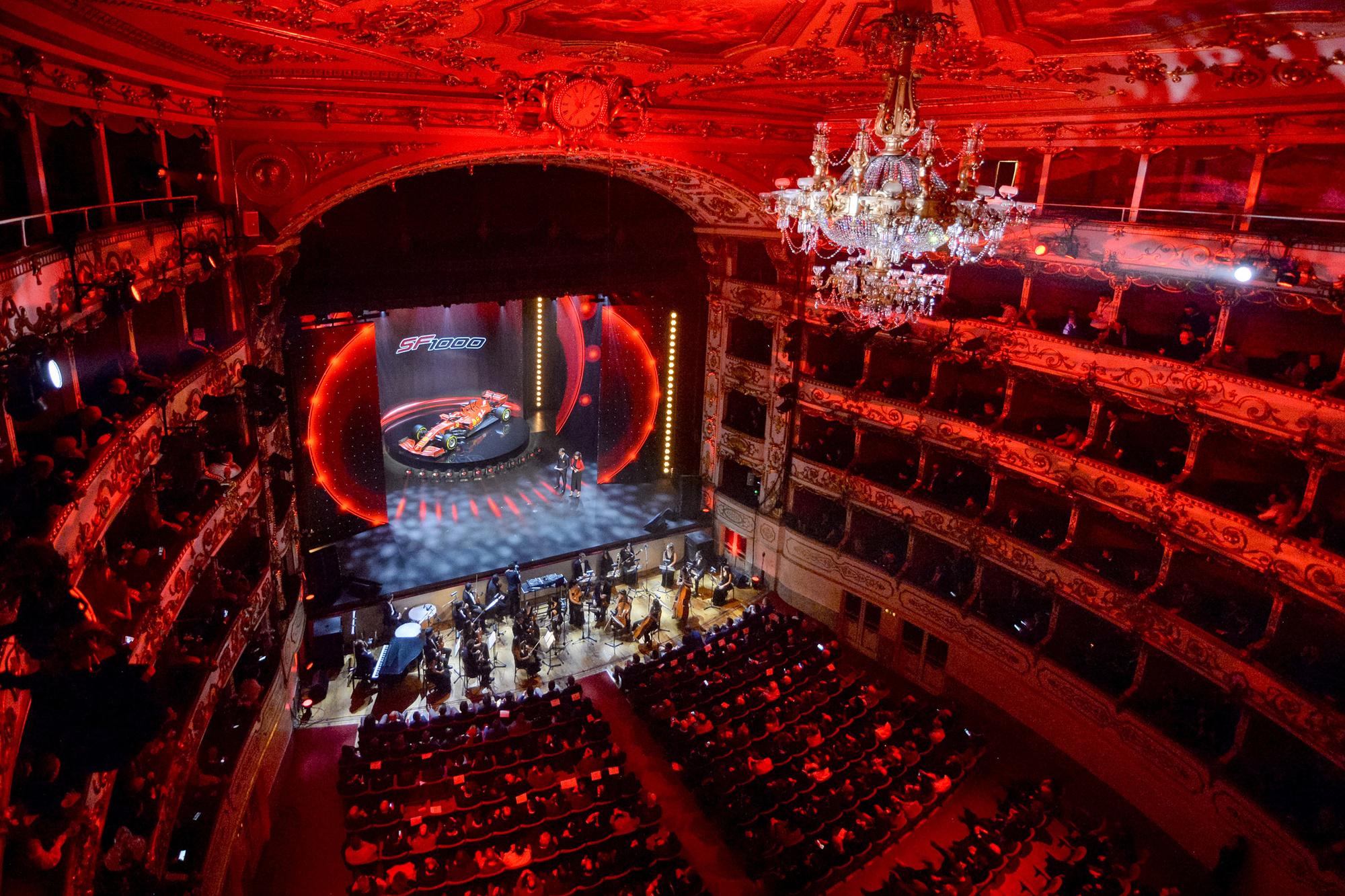 De nieuwe ferrari werd voorgesteld in het Teatro Romolo-Valli in Reggio Emilia.