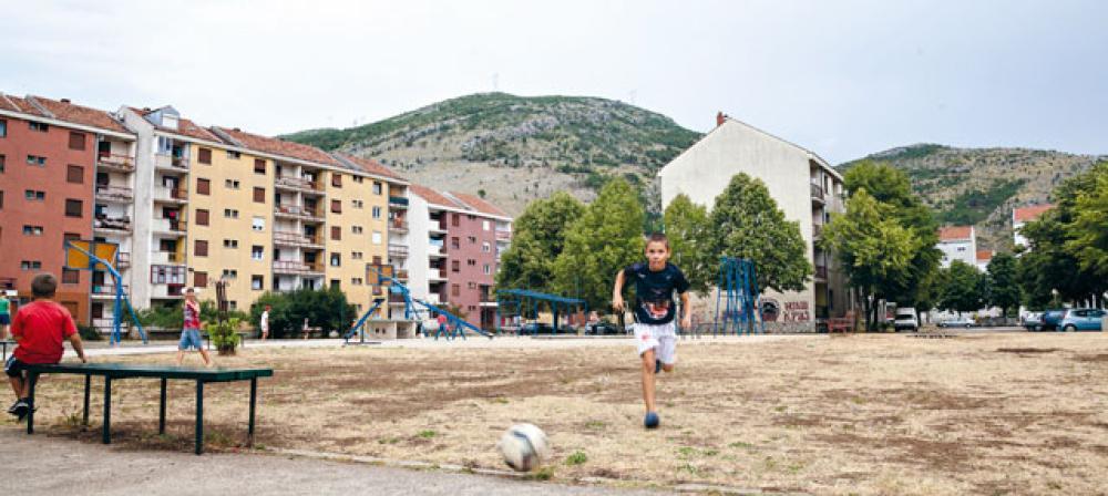 Het pleintje in de volkswijk Tina, waar Cimirot voetbalde.