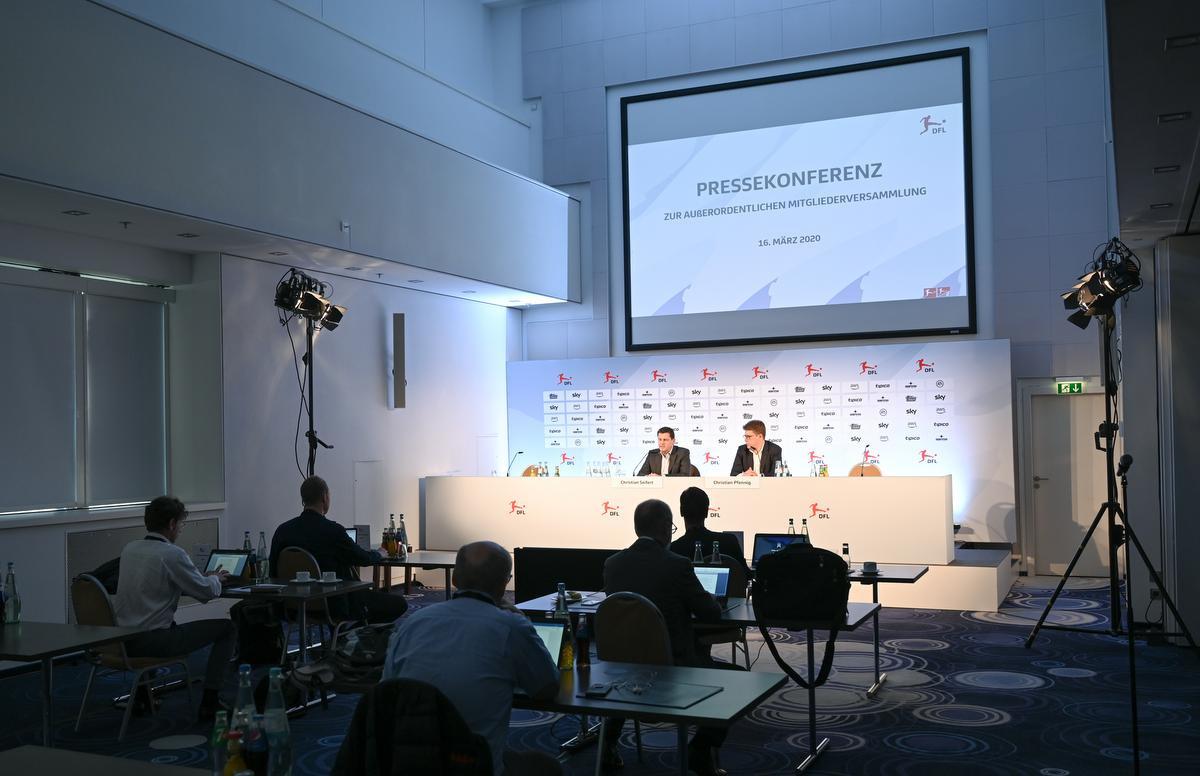 Persconferentie van de Duitse Profliga (DFL) met Christian Seifert (links).