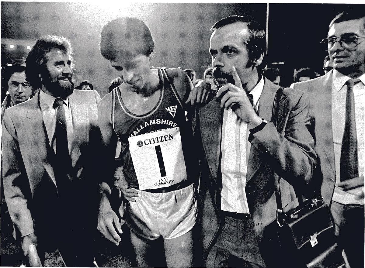 Sebastian Coe heeft het wereldrecord op de mijl aangescherpt tijdens de Memorial Van Damme in 1981. Hij wordt geflankeerd door Wilfried Meert (rechts) en Gaston Roelants.