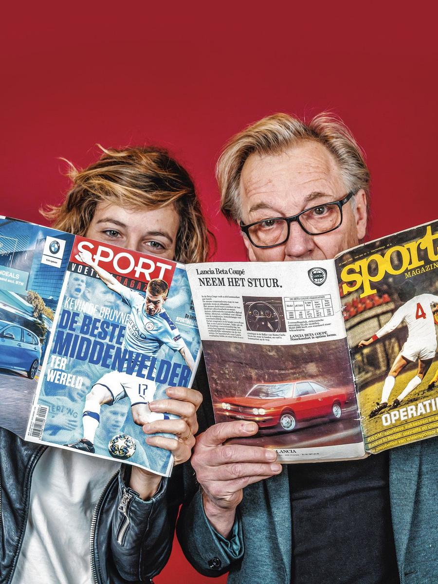 Imke Courtois en Jan Mulder bladeren door oude en meer recente nummers van Sport/ Voetbal- magazine.