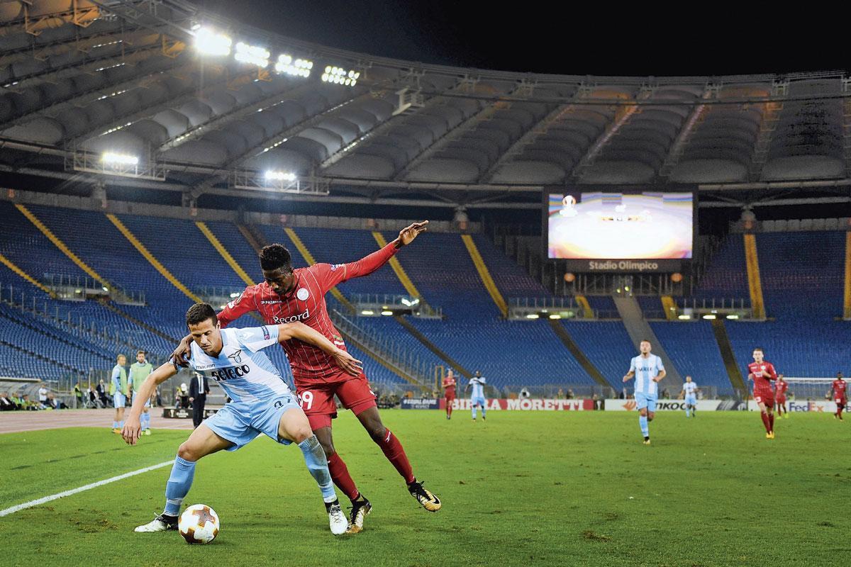 Lazio en Zulte Waregem, hier met Luis Felipe en Peter Olayinka, namen het in september 2017 tegen elkaar op in een leeg stadion.