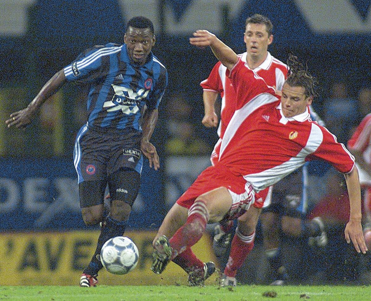 Daniel Van Buyten zit namens Standard Andrés Mendoza van Club Brugge dwars.