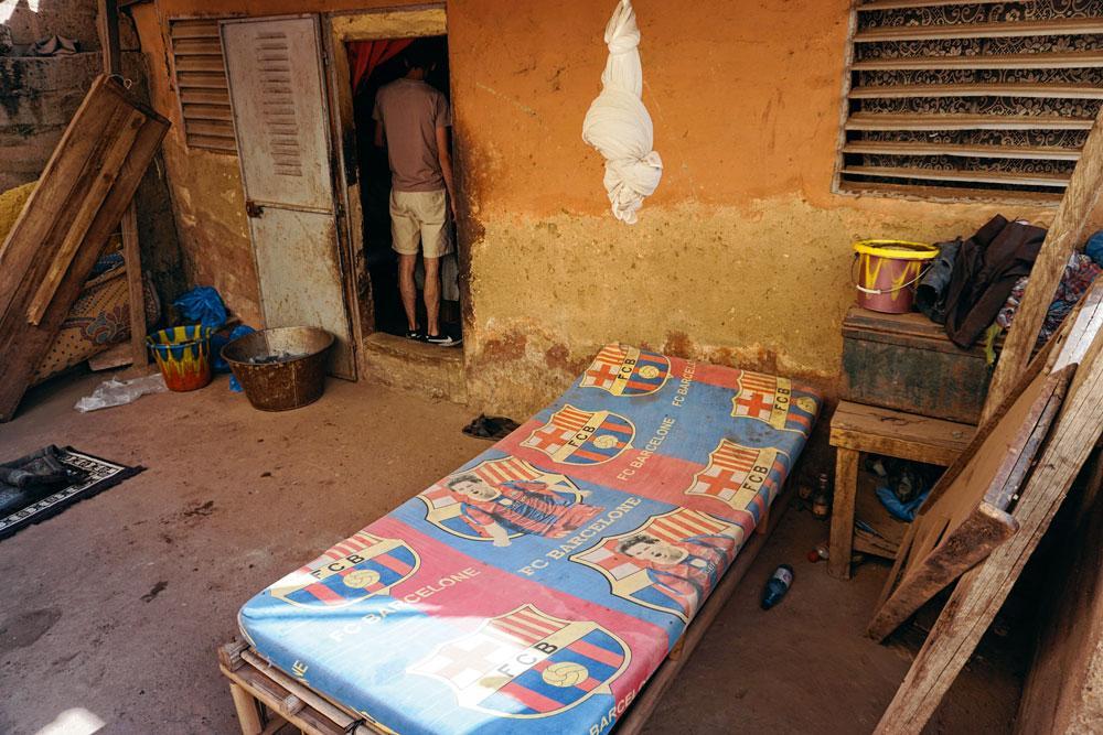 Het bed, in de kleuren van Barcelona, van Moussa bij hem thuis in Bamako.