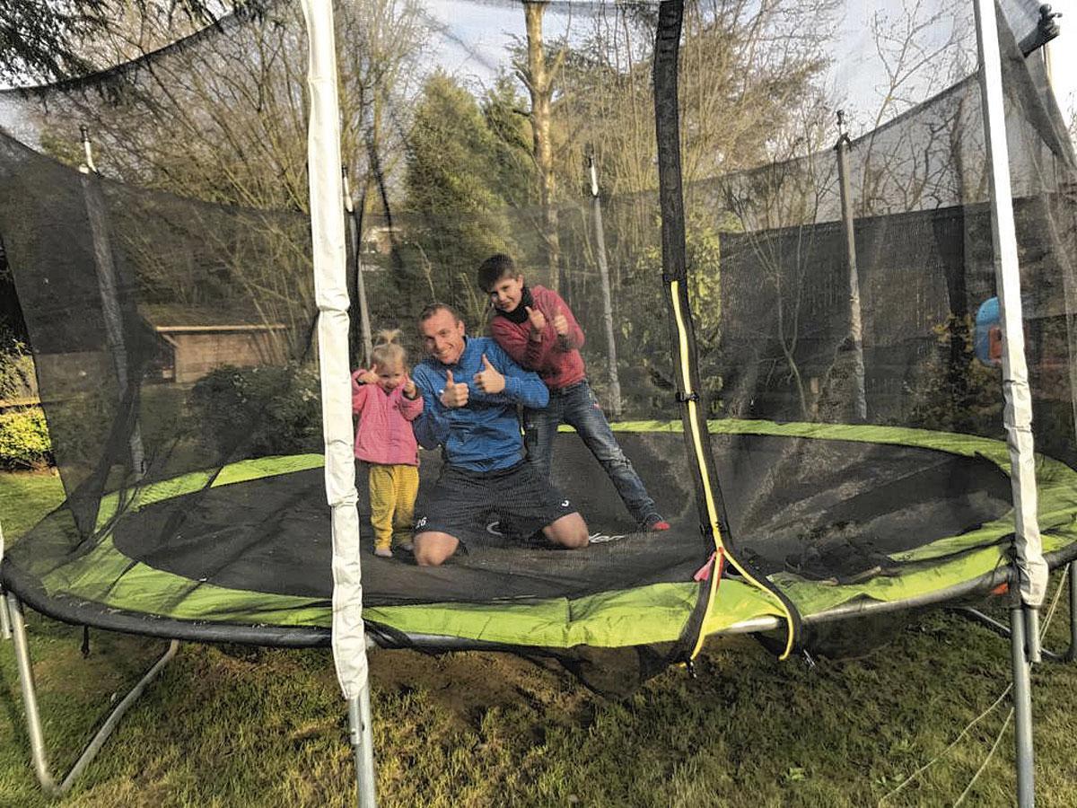 Kevin Vandendriessche amuseert zich met zijn kids op de trampoline.
