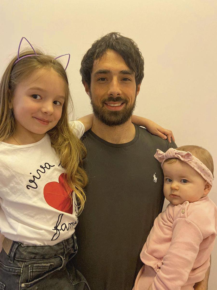 Thibaut Peyre en zijn twee dochtertjes.