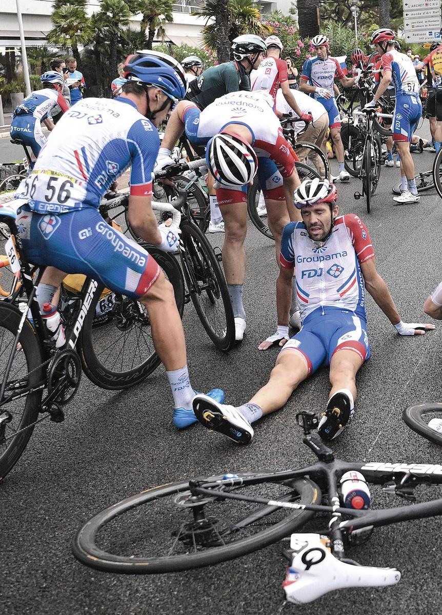 Thibaut Pinot viel al in de eerste rit van de Tour 2020.