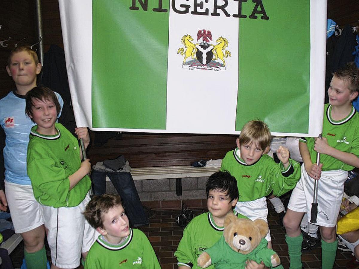 Jasper Philipsen (uiterst links) met de schoolploeg: hij wilde als Nigeria spelen.