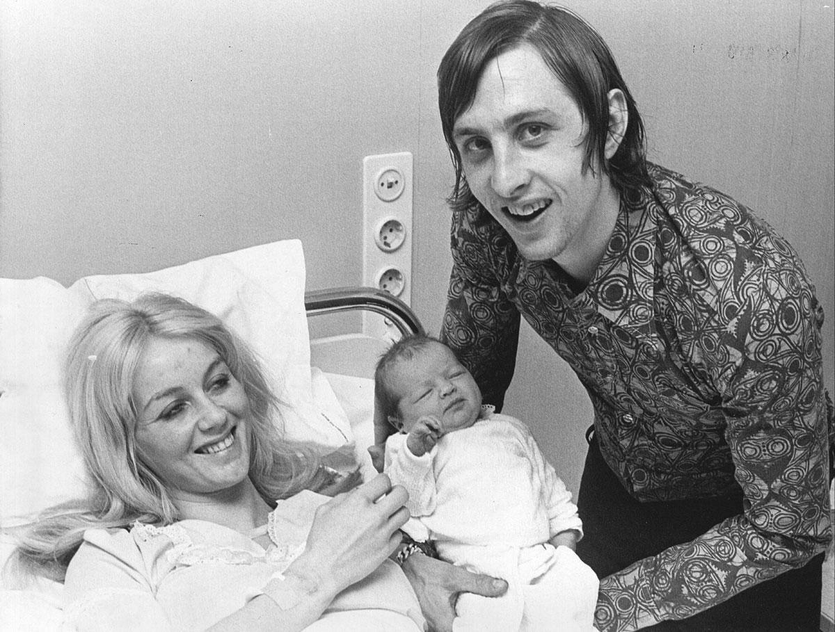 Johan Cruijff en Danny met hun pasgeboren zoontje Jordi (1974).