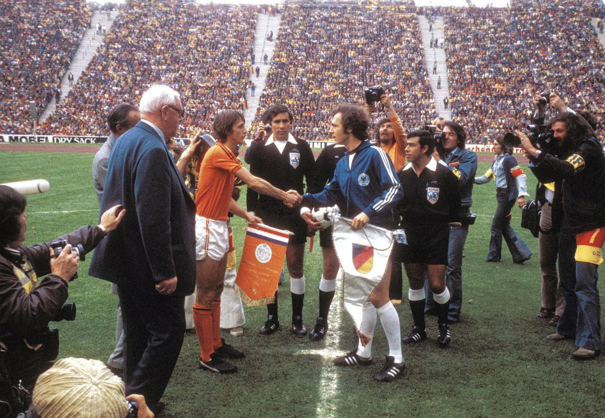 Aanvoerders Johan Cruijff en Franz Beckenbauer voor de WK-finale Duitsland-Nederland (2-1) in 1974.