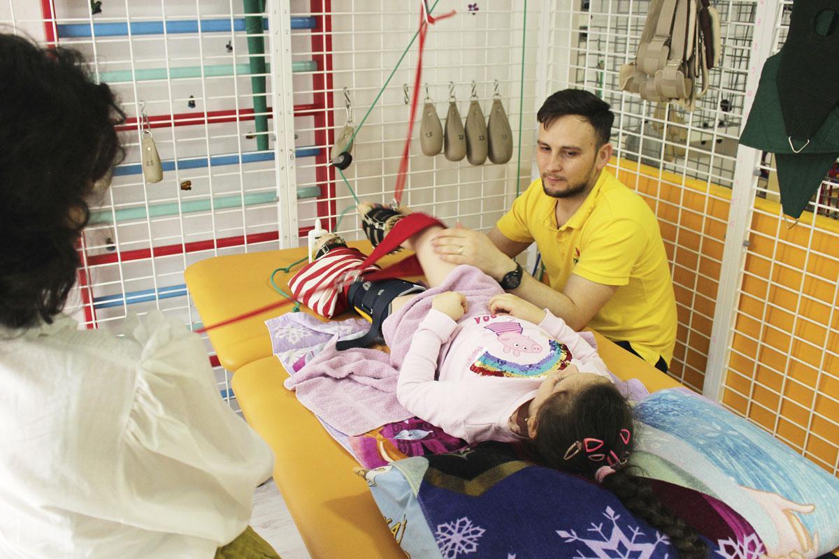 In het revalidatiecentrum in Oradea kunnen zo'n honderd kinderen met een motorische beperking terecht voor therapie.