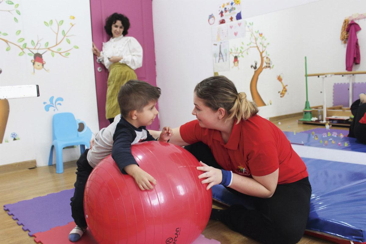 In het revalidatiecentrum in Oradea kunnen zo'n honderd kinderen met een motorische beperking terecht voor therapie.