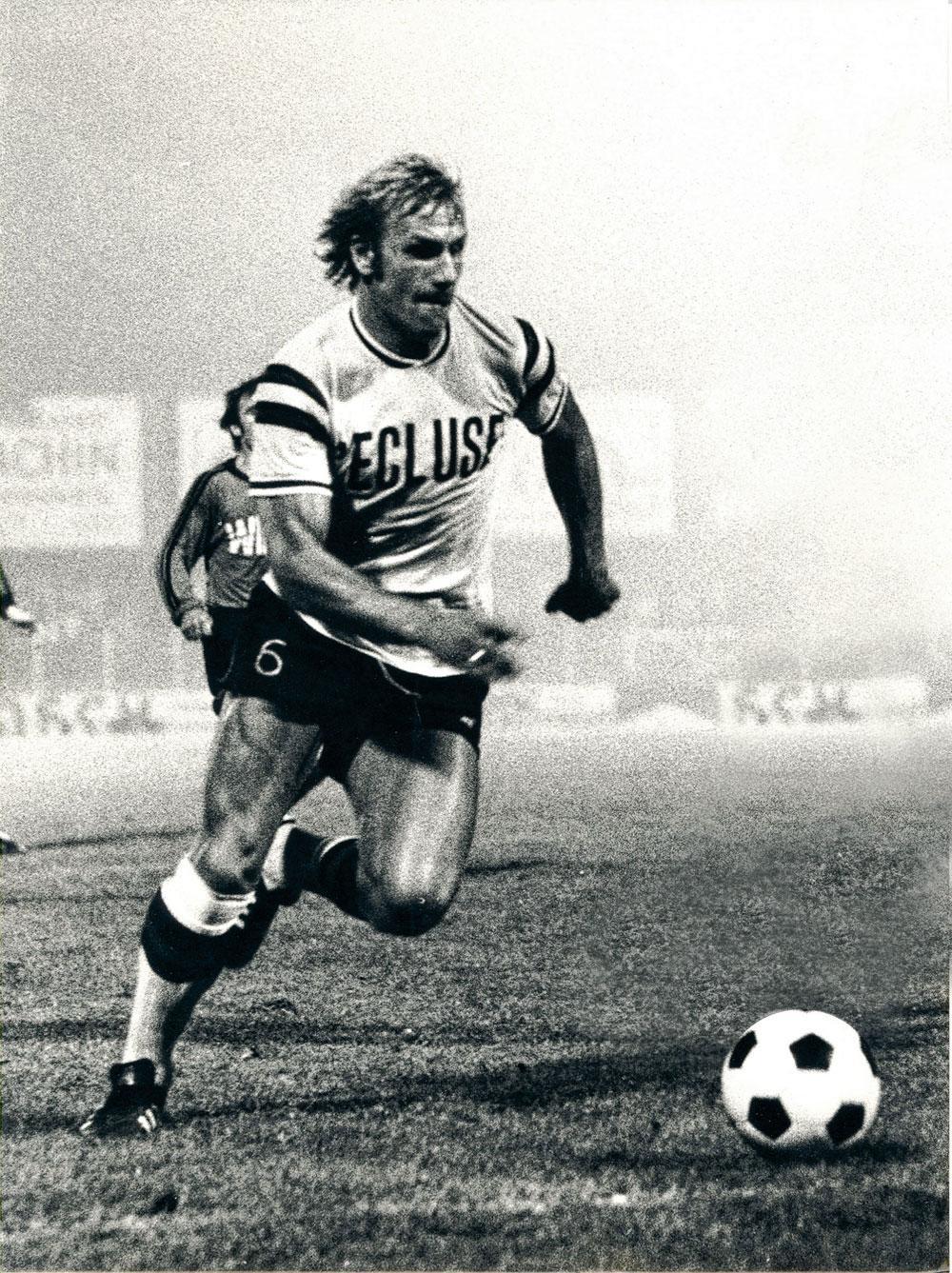 Jan Boskamp in actie voor RWDM.  In 1975 werd hij de eerste buitenlander die de Gouden Schoen won.
