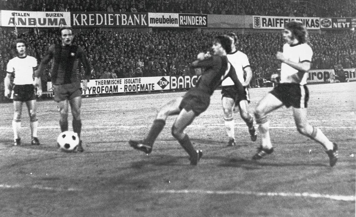 Een beeld uit 1976 in Daknam: Johan Cruijff zet een penalty om en plaatst daarmee Barcelona ten koste van Lokeren, dat aan 2-1 niet genoeg had om de 2-0-nederlaag uit Camp Nou uit te wissen.