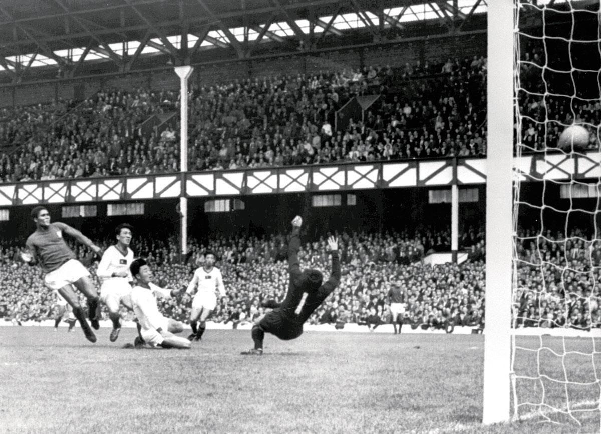 Tegen Noord-Korea haalde Eusébio quasi in zijn eentje een 0-3-achterstand op.Bobby Charlton noemde het 'een van de grootste individuele prestaties  ooit gezien op een voetbalveld'.