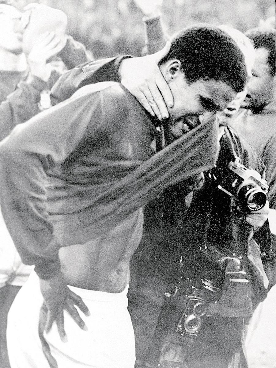 Eusébio is ontroostbaar nadat Engeland Portugal verslagen heeft met 2-0. 'God, waar heb ik dat verdiend?'