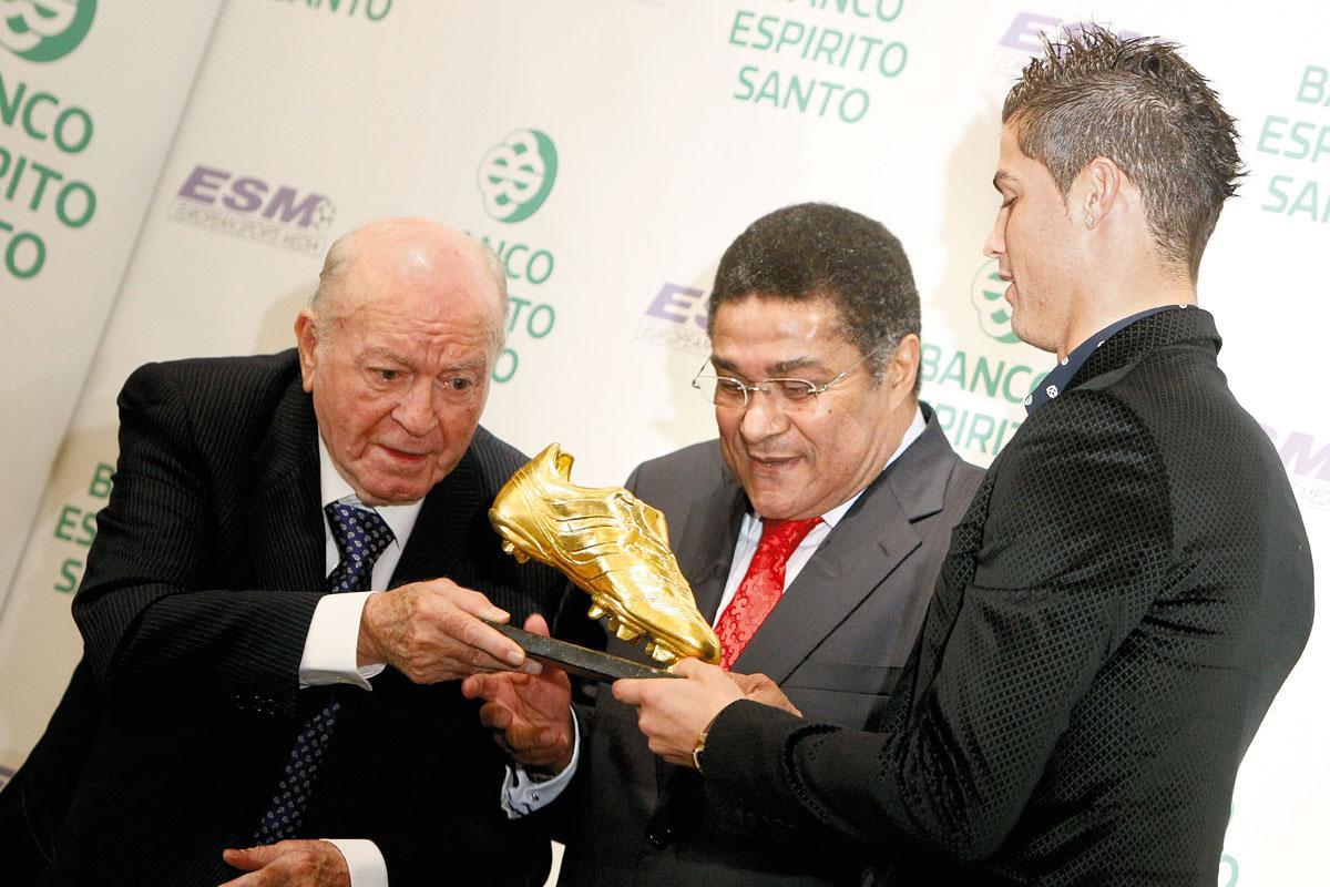 Samen met Realicoon Alfredo di Stéfano overhandigt Eusébio de Gouden Schoen van 2011 aan zijn jonge landgenoot Ronaldo.