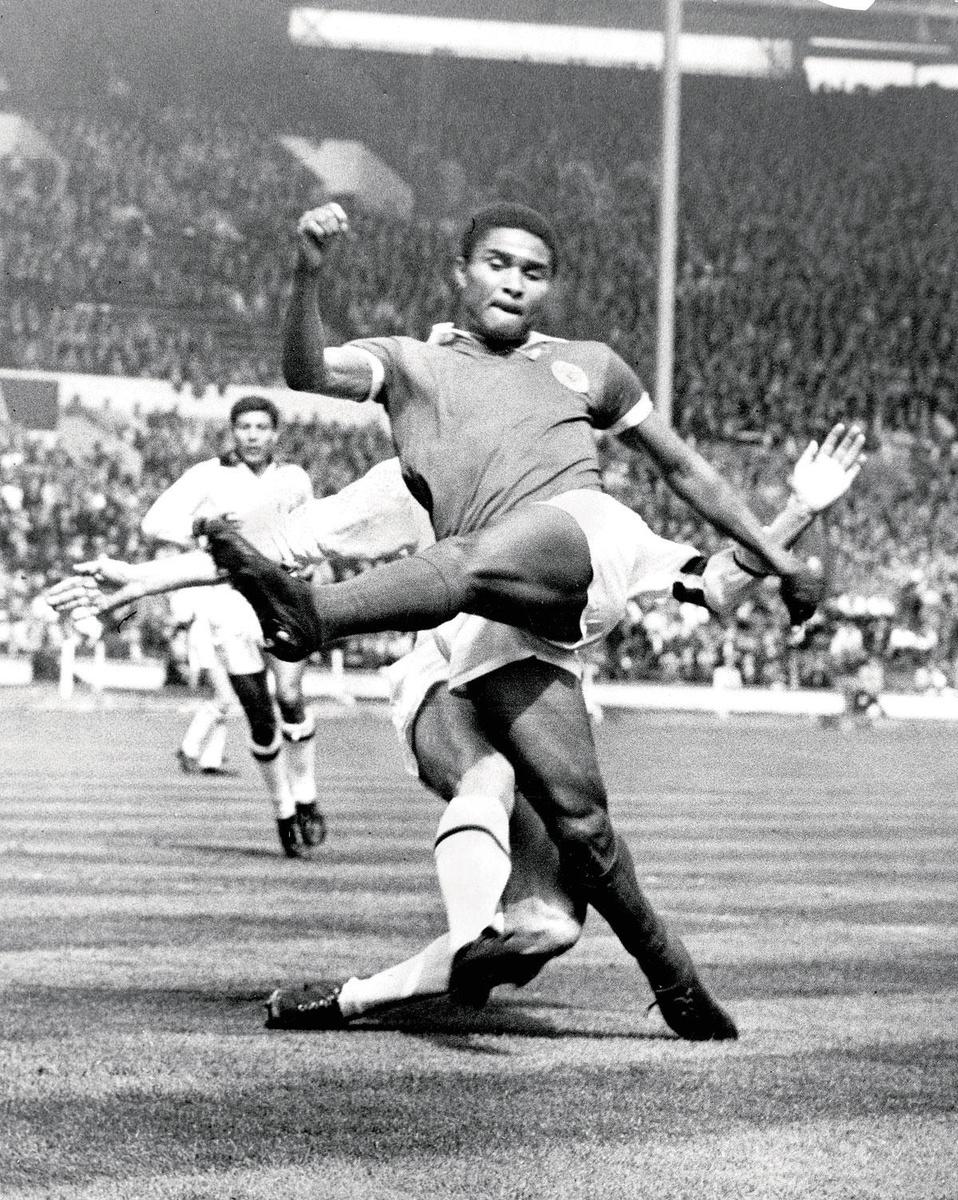 Een typisch beeld van Eusébio (uit de EC-finale Benfica-Milan in 1963): een moordend schot aan het einde van een flitsende spurt.