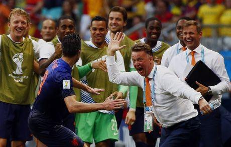 Robin van Persie viert zijn goal met Van Gaal