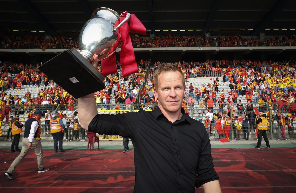 Wouter Vrancken met de beker in het Koning Boudewijnstadion.