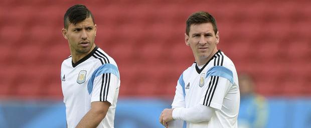 Sergio Agüero (L) en Lionel Messi