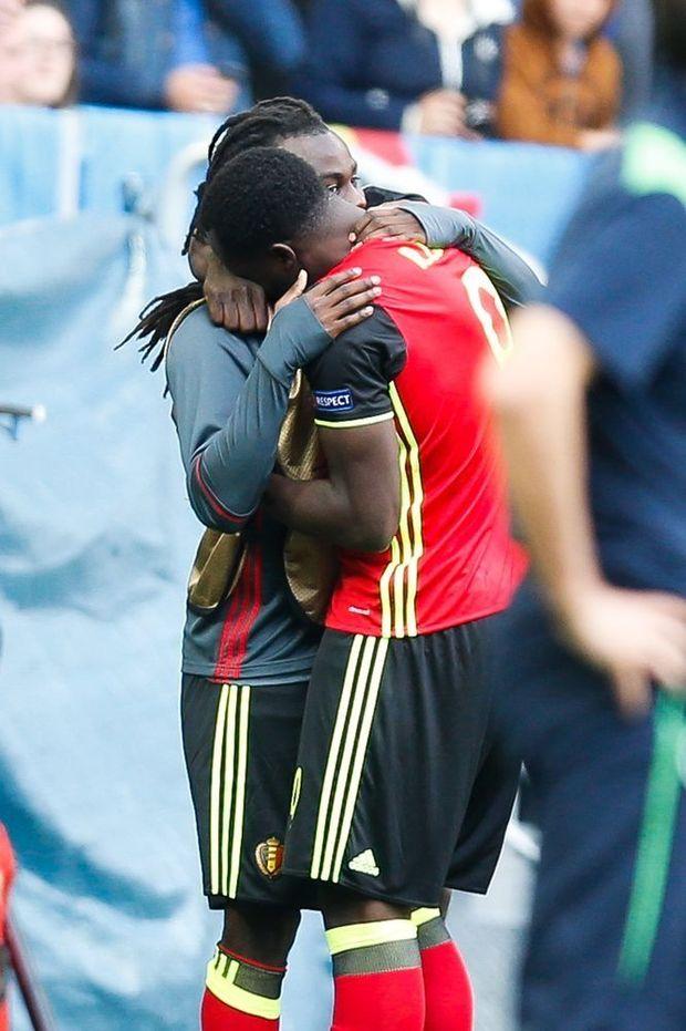 Romelu Lukaku viert met broer Jordan zijn eerste (van twee) goal(s).