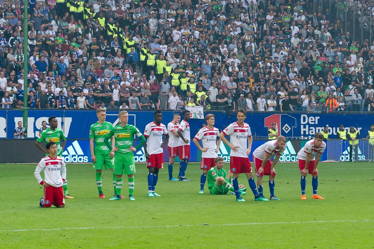 De spelers zitten er beteuterd bij na het verlies tegen Borussia Mönchengladbach.