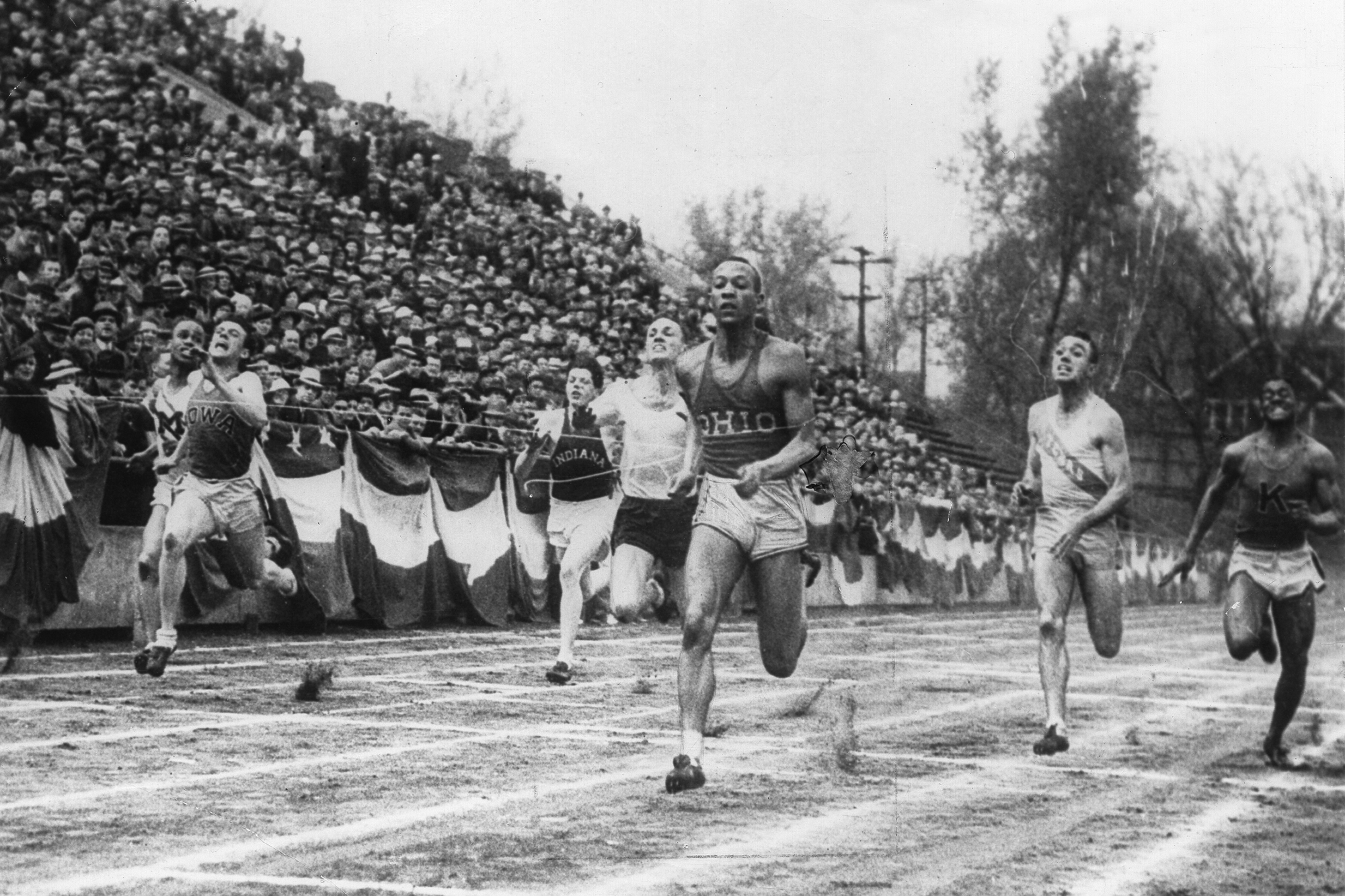 Jesse Owens wint goud op de 100m op de Spelen van 1936 in Berlijn.