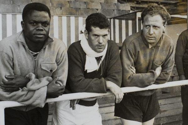 Leon Mokuna (links) speelde in de jaren 50 voor La Gantoise, het vroegere KAA Gent.