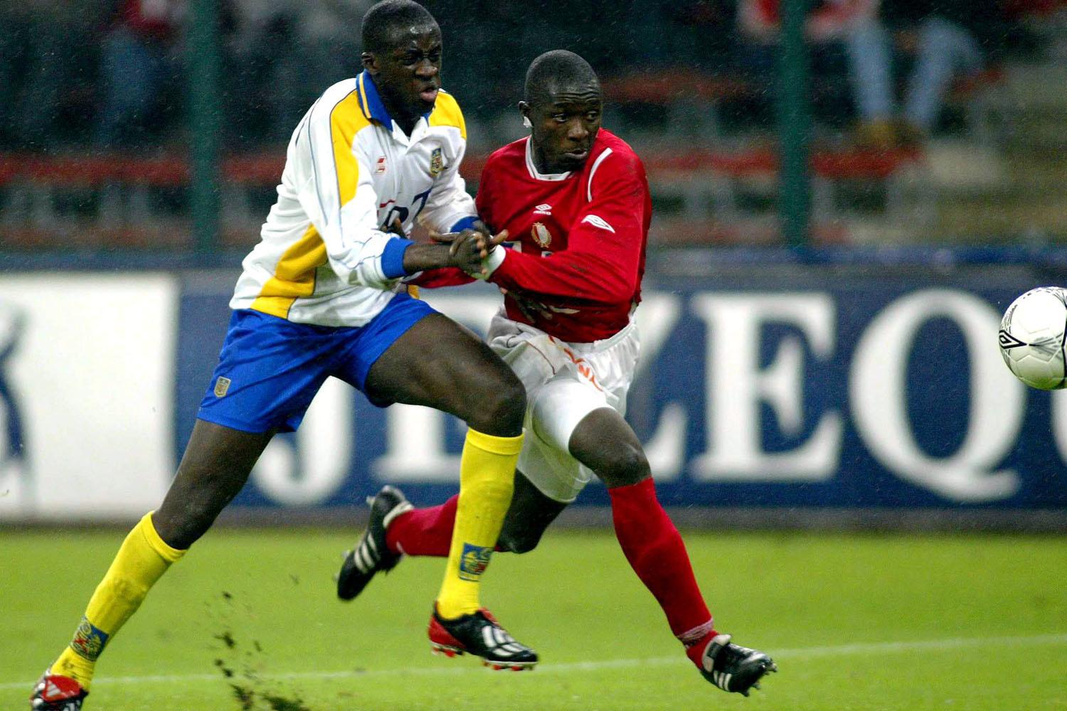 Yaya Touré (links) houdt Sambegou Bangoura af.