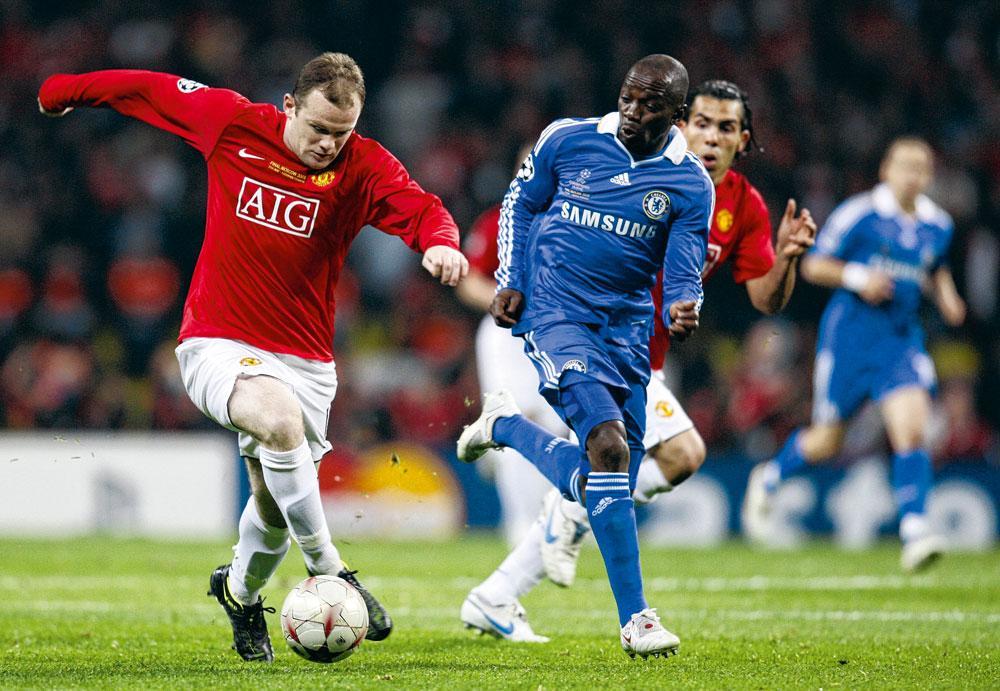 Van 2003 tot 2008 voetbalde Claude Makélélé bij Chelsea. Hier zit hij Wayne Rooney op de hielen.