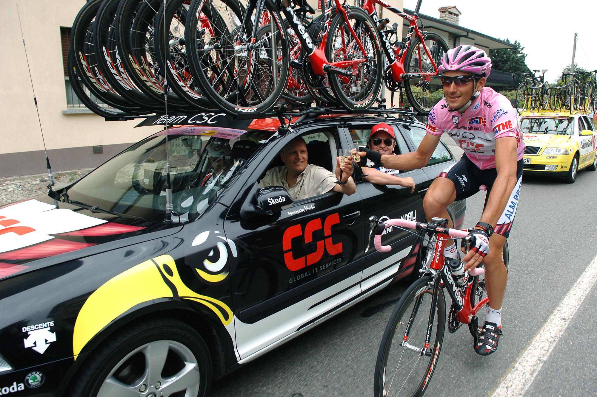 Basso bij zijn overwinning in de Giro in 2006 met ploegleider Bjarne Riis in de auti?