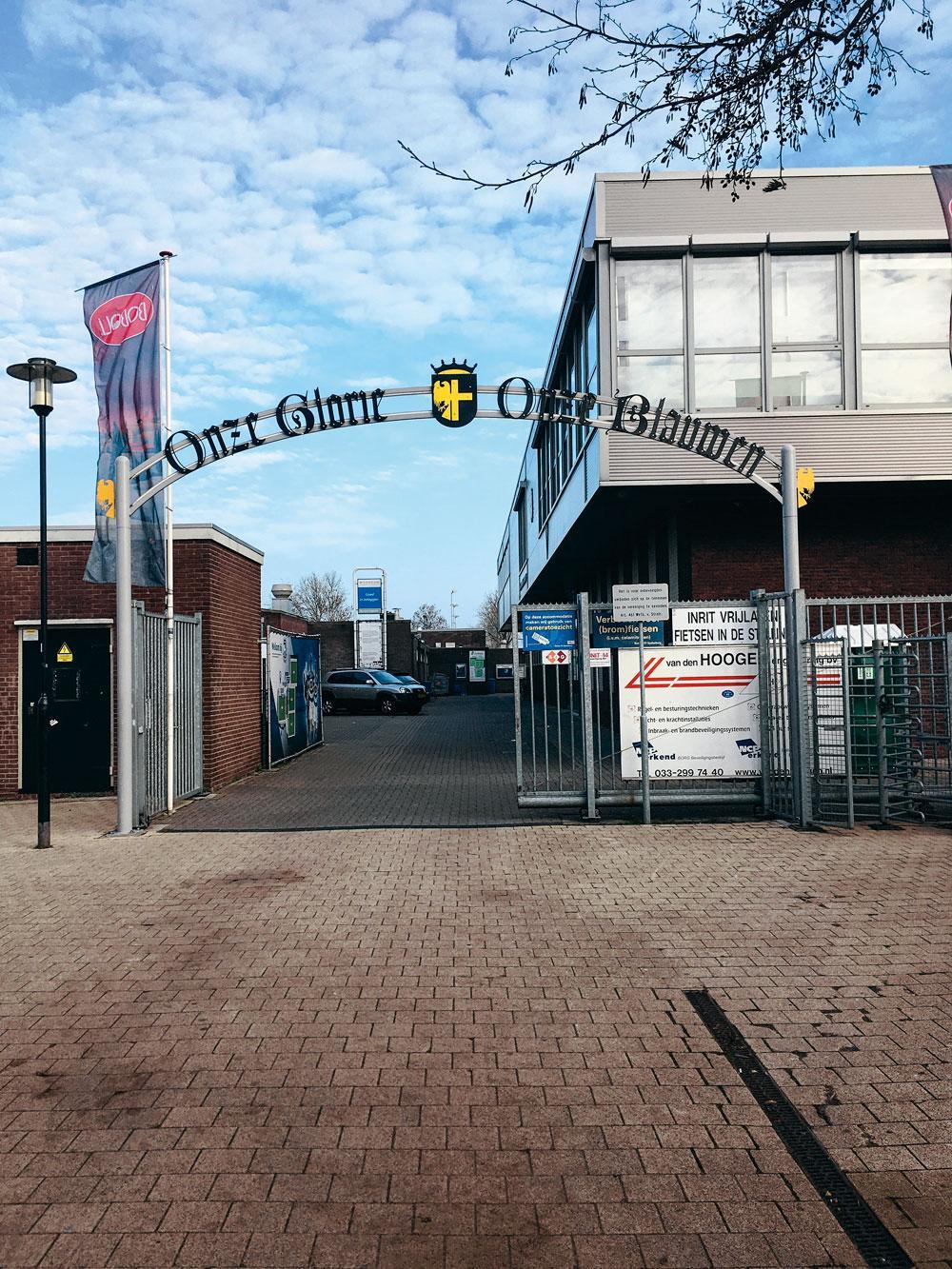 De toegangspoort van SV Spakenburg: 'Onze Glorie, Onze Blauwen'.