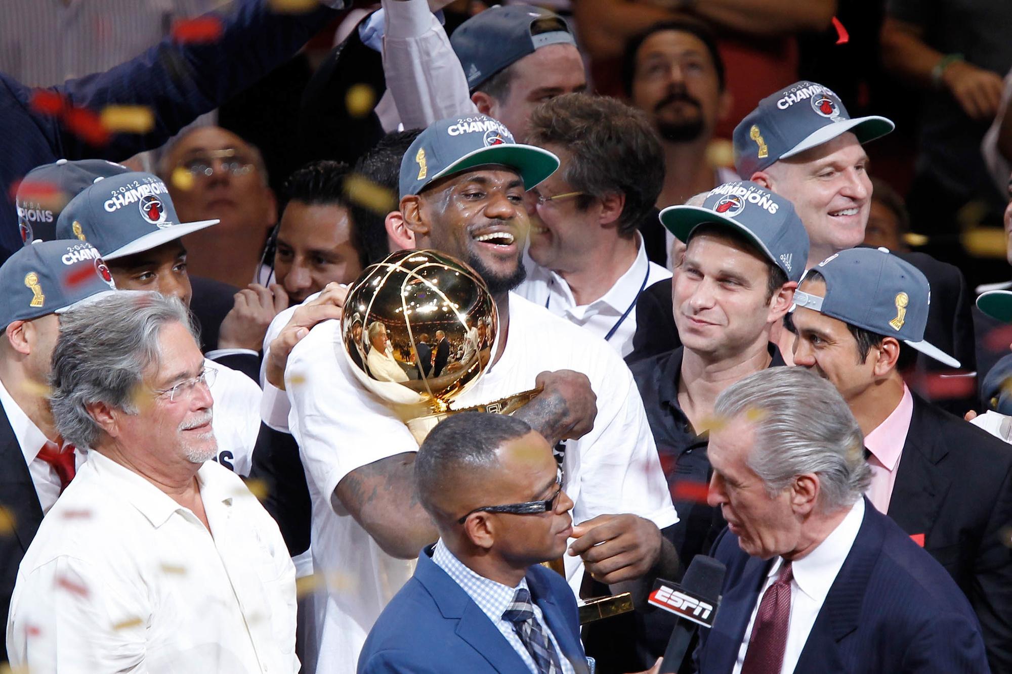 LeBron James met zijn eerste NBA-titel in 2012
