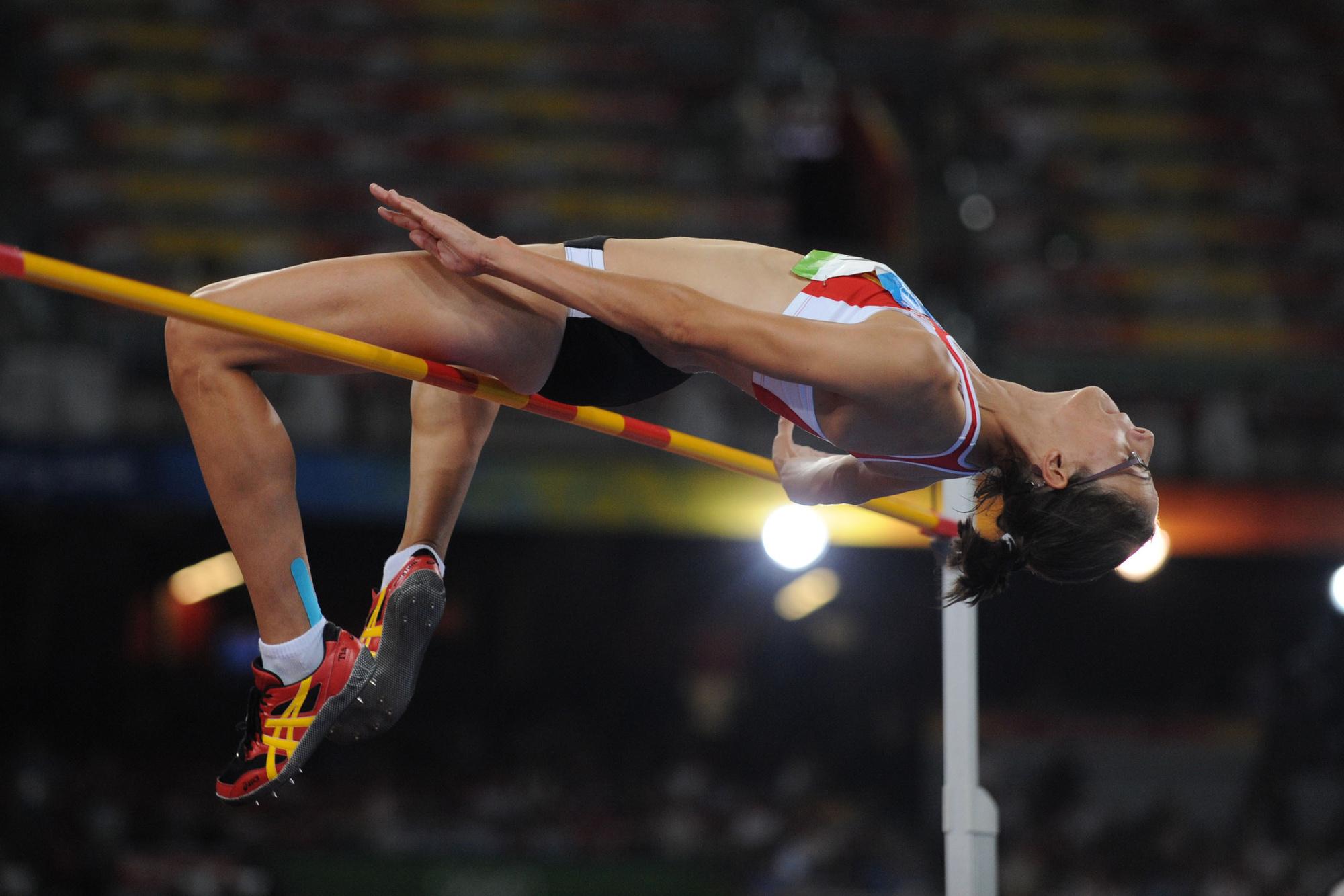 Tia Hellebaut springt over 2,05 m en verovert goud in 2008 in Peking.