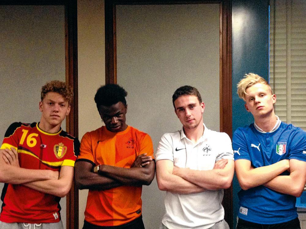 Casper De Norre met Lety Mayimona, Justin Verlinden en Dominic Sabbadini bij Standard.
