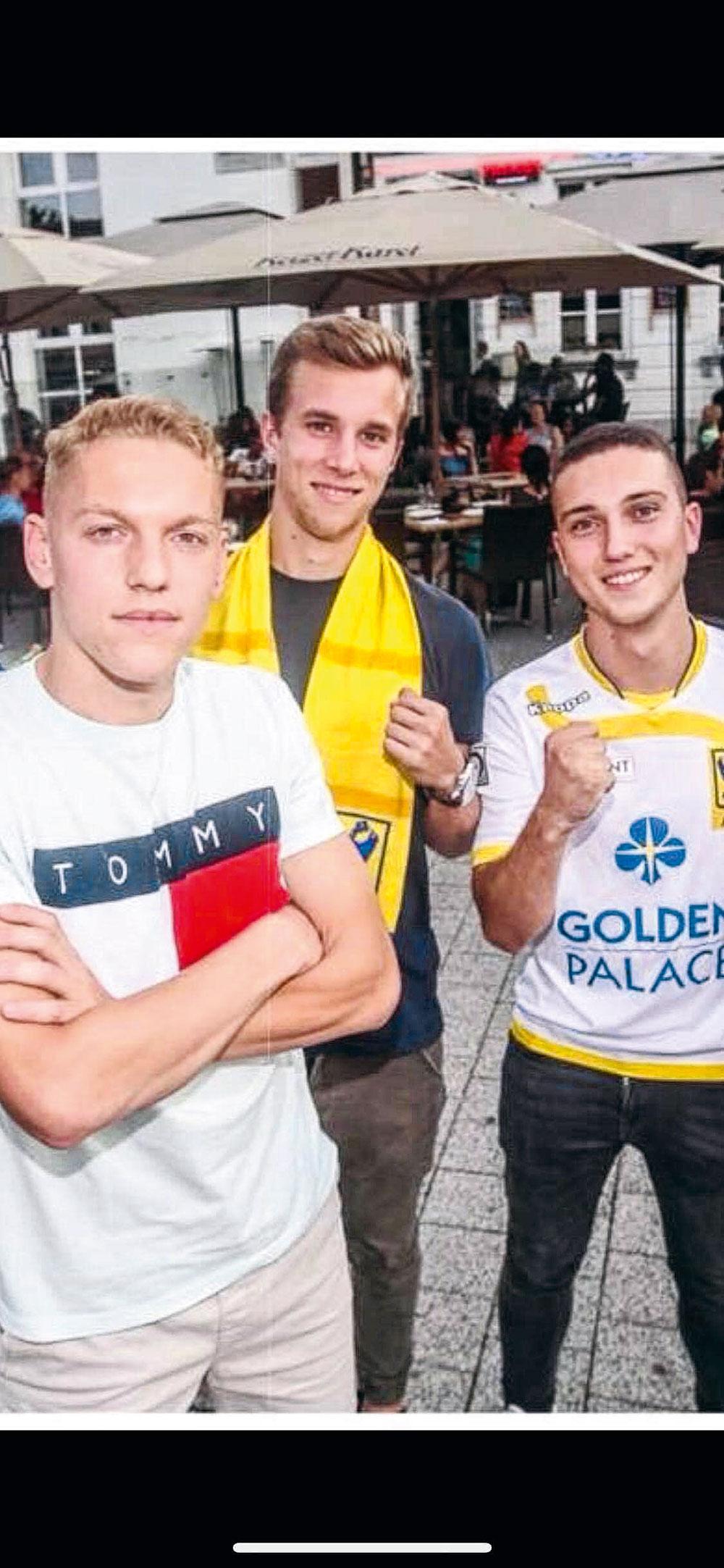 Met zijn twee jeugdvrienden  Axl Tyteca (midden) en Lennert Bormans (rechts).