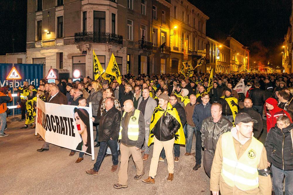 De mars op het stadhuis van Forza Ninove met sterke man Guy D'haeseleer lokte meer volk dan de thuiswedstrijden van de plaatselijke voetbaltrots.
