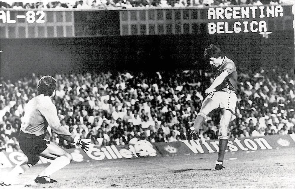 Een legendarisch moment: Erwin Vandenbergh schiet de eerste goal van het WK'82 binnen.