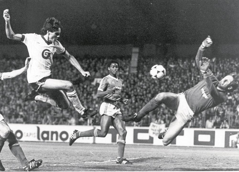 Een heerlijk lobje over Hans van Breukelen in Anderlecht-Nottingham (3-0, halve finale UEFA Cup 1984).