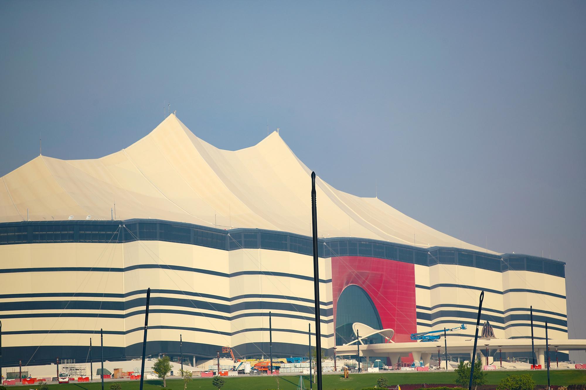 Ook de stadions, of die nu verkleind worden of zelfs geschonken aan andere landen, zullen roze olifanten blijken.
