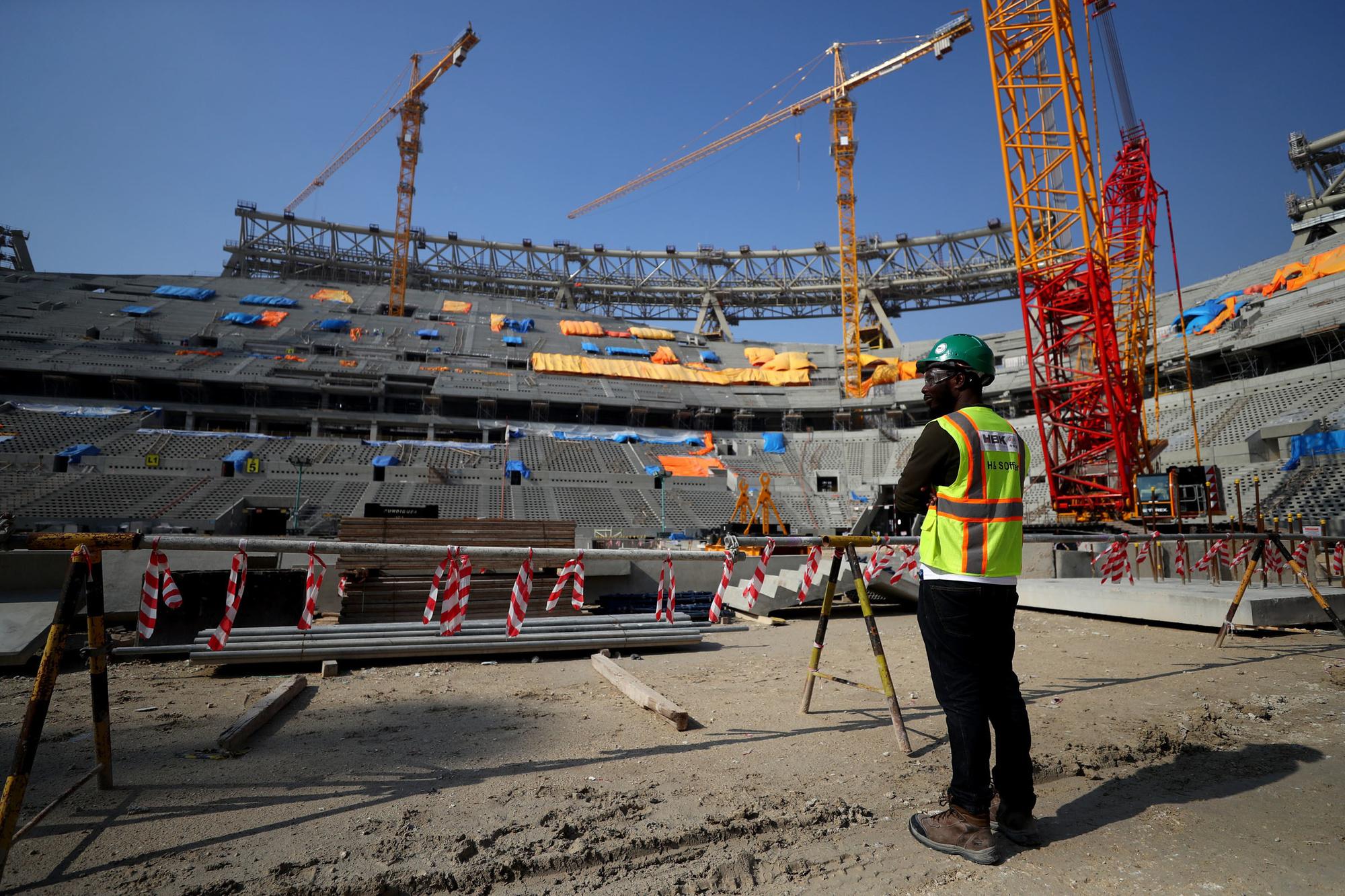 Volgens onderzoek van The Guardian overleden al 6.500 mensen bij het bouwen van stadions voor het WK in Qatar.