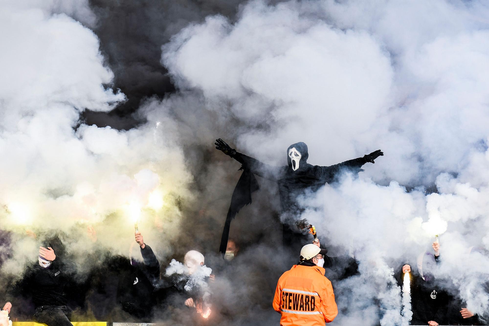 Wat zijn de oorzaken en oplossingen van hooliganisme in België?