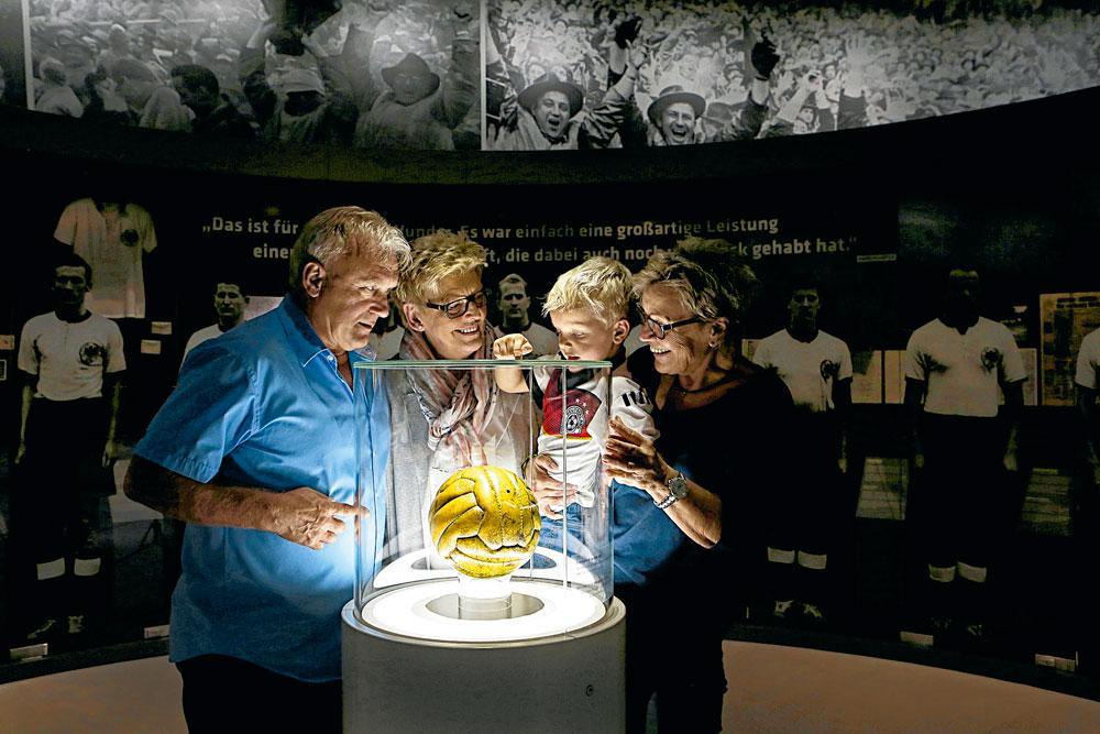 De inkomhall van het Duits voetbalmuseum: in de achtergrond de ploeg die in 1954 wereldkampioen werd.