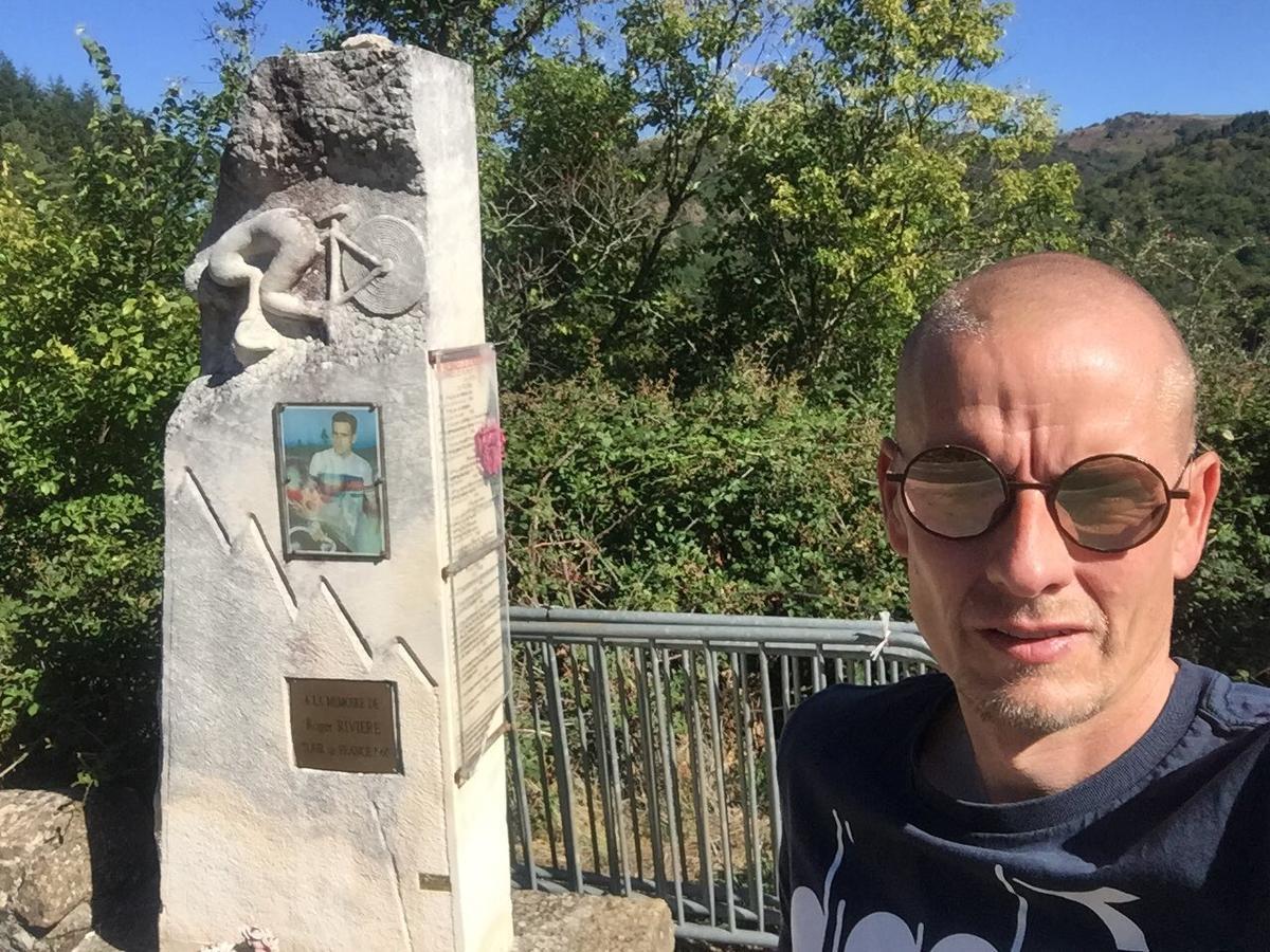 De Deense ex-renner Michael Rasmussen bracht woensdag een bezoekje aan het monument ter ere van de gevallen Roger Rivière.