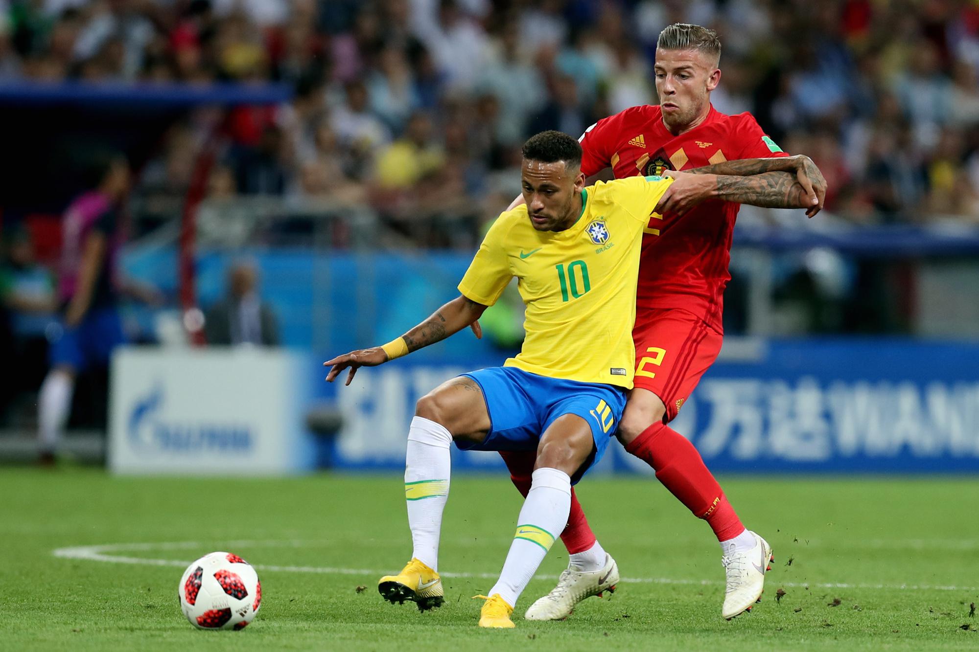Alderweireld in duel met Neymar in de kwartfinale van het WK 2018 tegen Brazilië. Zijn mooiste herinnering bij de Rode Duivels.