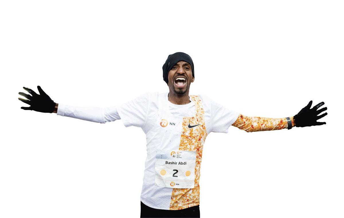 Bashir Abdi tijdens zijn overwinning in de NN Egmond Halve Marathon begin dit jaar.