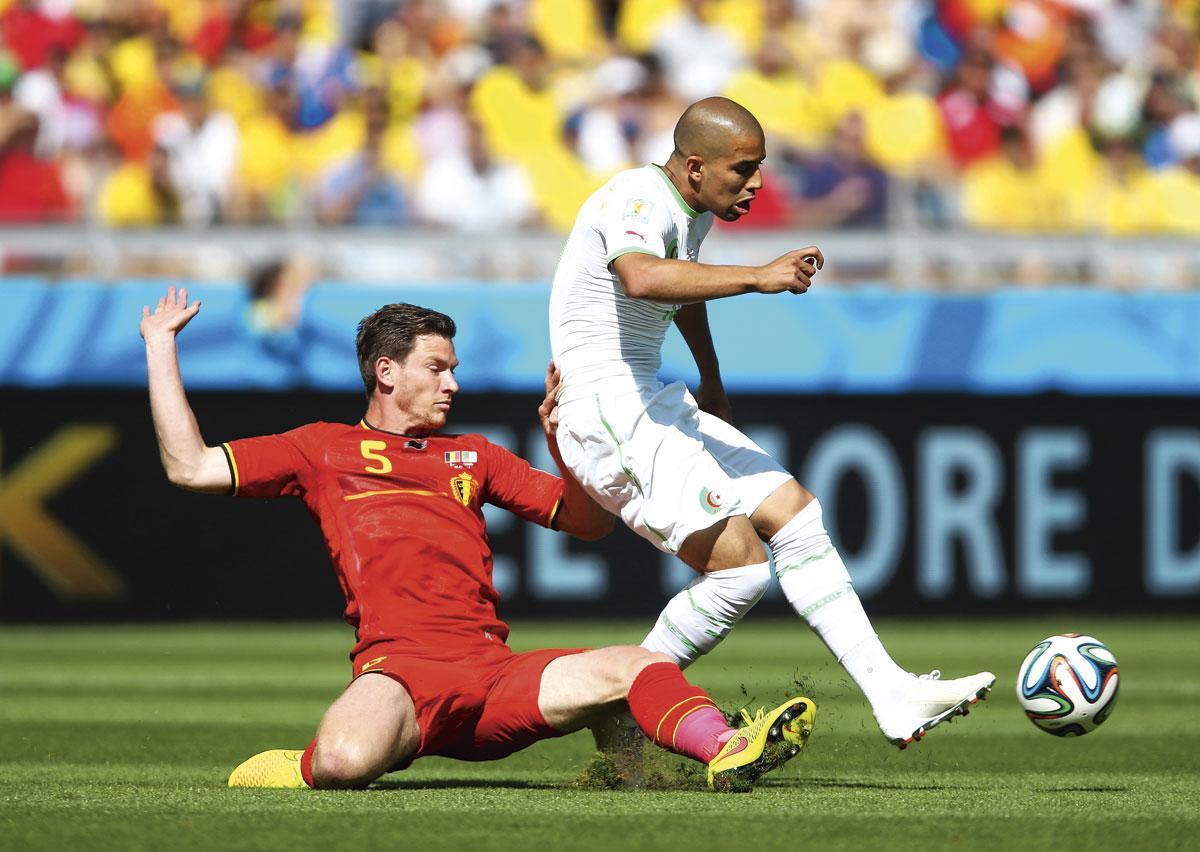 Het WK 2014 begon slecht voor Jan Vertonghen, met deze strafschopovertreding op de Algerijn Sofiane Feghouli.